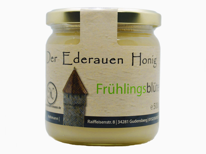 Glasbehälter mit Frühlingsblütenhonig, beschriftet mit "Der Ederauen Honig""