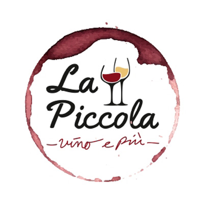 Logo von La Piccola in einer handgeschriebenen Schrift und zwei Weingläsern