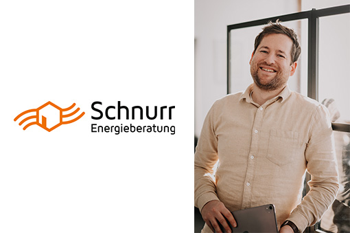 Mann mit Tablet und lächelndem Gesicht, neben dem Logo der Firma Schnurr Energieberatung.