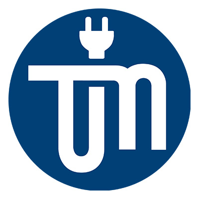 Logo eines Unternehmens mit einem stilisierten Stecker und den Buchstaben "TM"" in einem blauen Kreis."