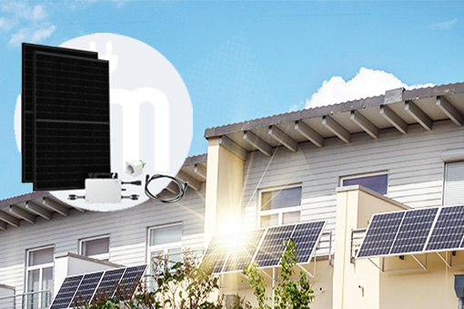 Solaranlage auf einem Wohngebäude mit Photovoltaikmodulen und Zubehör im Vordergrund.