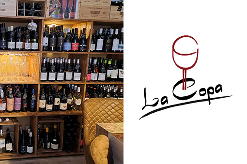 Regal mit Weinflaschen und Gläsern in einem Restaurant; Logo von "La Copa"" mit Weinglas."