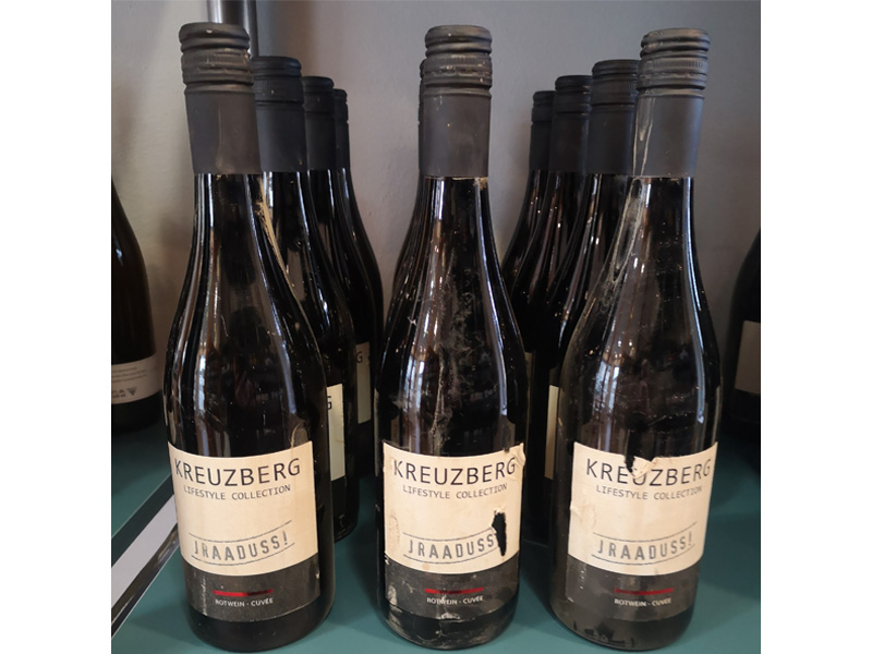 Mehrere Flaschen Wein der Marke Kreuzberg Lifestyle Collection mit dem Etikett "Jraaeduss""."
