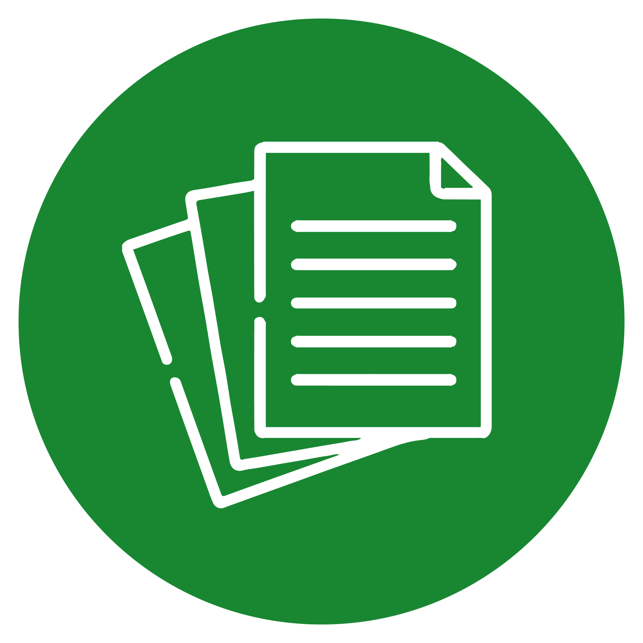 Drei Dokumente auf grünem Hintergrund, symbolisieren Informationen oder Büroarbeit.