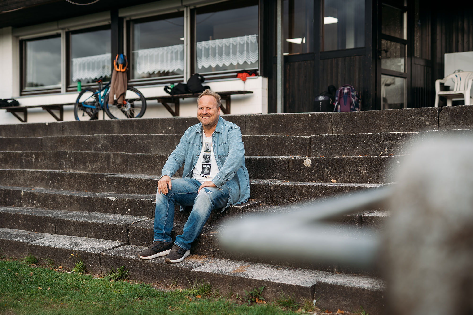 Trainer sitz auf Treppen