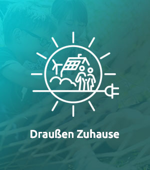 Symbol für nachhaltiges Leben im Freien mit Familie, Solarpanelen und Hinweisen auf Umweltbewusstsein.