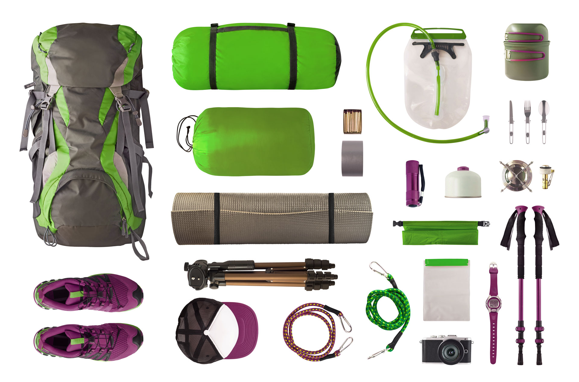 Ein Set von Outdoor-Ausrüstung mit Rucksack, Zelt, Schlafsack, Campinggeschirr und -zubehör auf einem weißen Hintergrund.