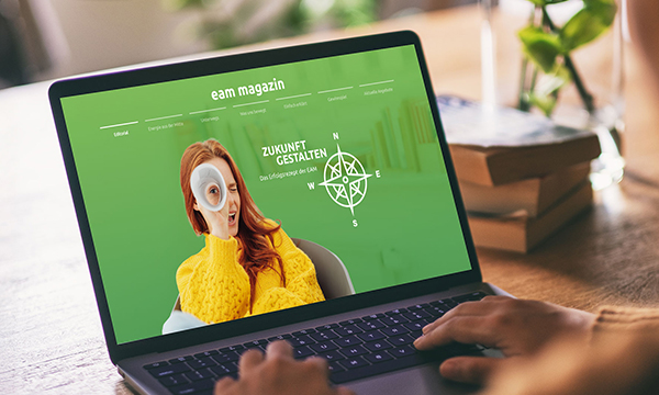Screenshot eines Laptops mit einer Person, die einen kreativen Blick auf eine Website mit dem Titel "Zukunft Gestalten"" wirft."