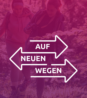 Zwei Personen wandern durch den Wald, umgeben von Bäumen, mit dem Text „Auf neuen Wegen“ in der Mitte.
