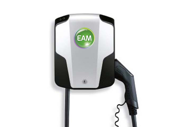Ladegerät für Elektroautos mit EAM-Logo, montiert an einer Wand, mit Kabel zum Anschluss.