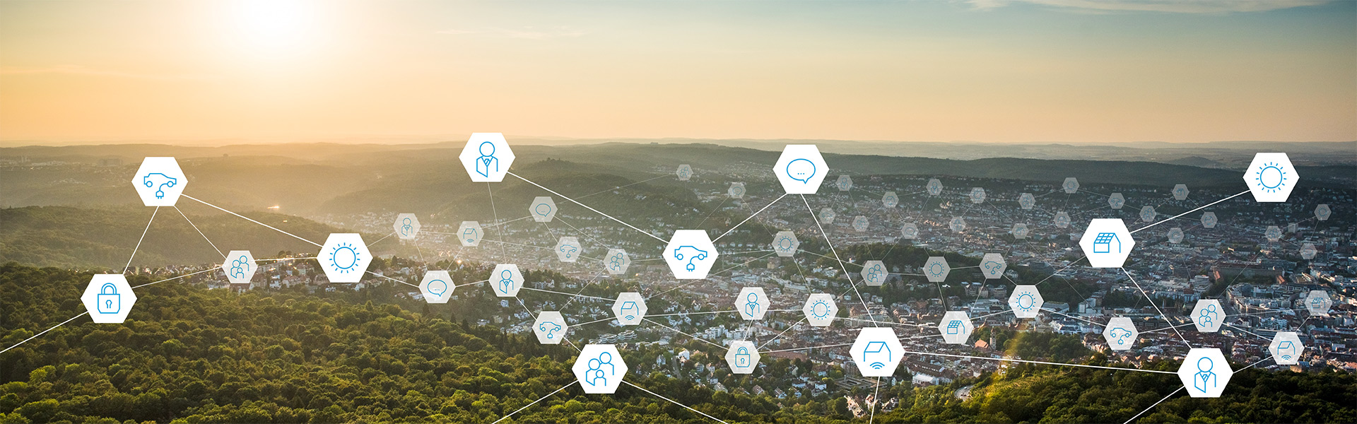 EAM Stromnetz Zukunft Blick über eine Stadtlandschaft mit Icons, die verschiedene digitale Dienste und Verbindungen darstellen, bei Sonnenuntergang.