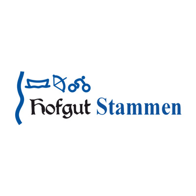 Logo des Hofgut Stammen, bestehend aus einem Schriftzug und Symbolen für Freizeitaktivitäten wie Bootfahren und Radfahren.