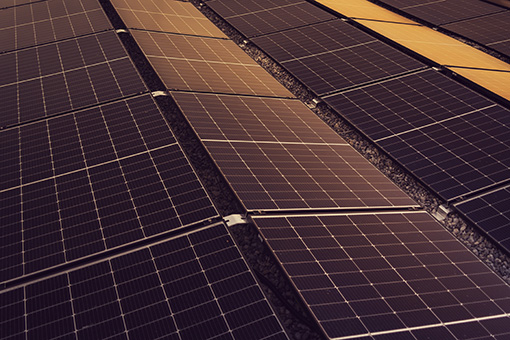Blick auf mehrere Solarpanels in einem modernen Solarkraftwerk, angeordnet in verschiedenen Perspektiven und Farben.