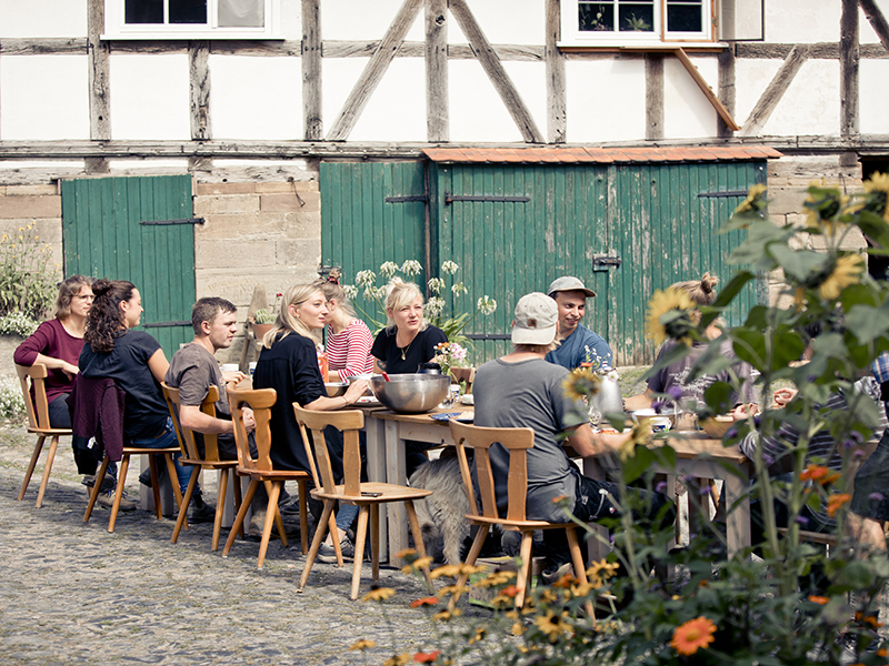 Bio-Hof-Groß Tafel auf dem Hof