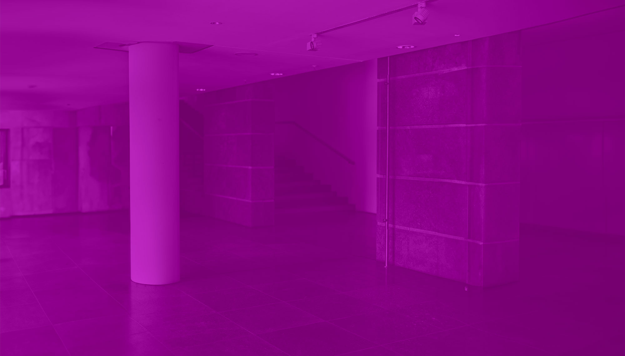 Futuristischer, pinkfarbener Raum mit Säule und Treppe im Hintergrund, minimalistische Gestaltung.
