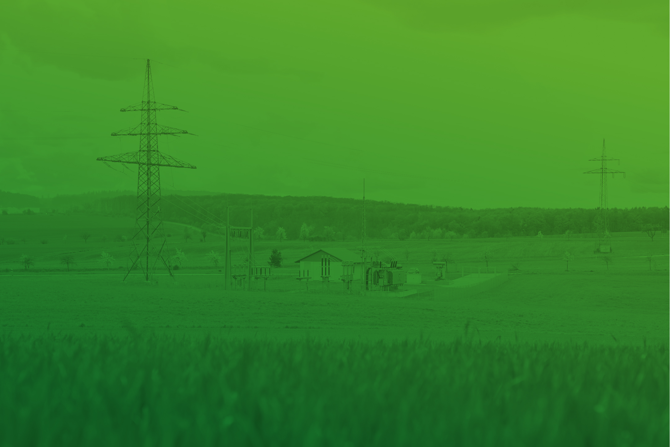 Ein weitläufiges, grünes Feld mit einem Strommasten und einem kleinen Gebäude im Hintergrund.