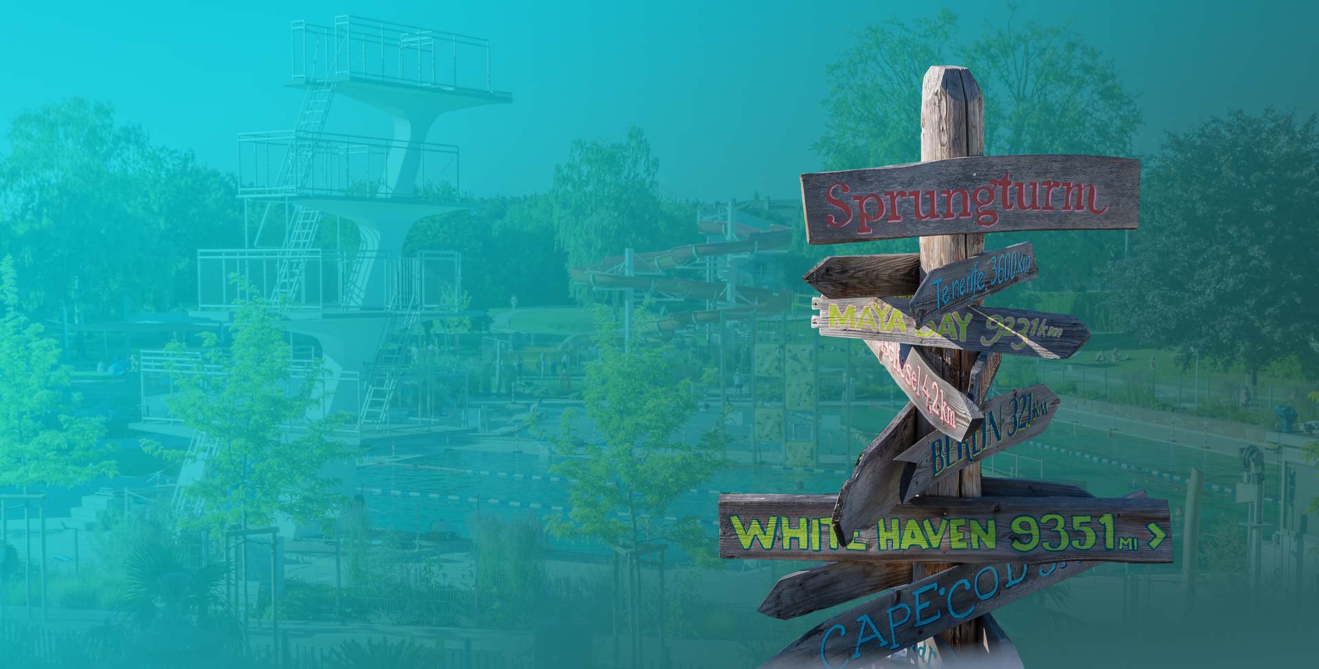 Holzschild mit Wegweisern zu verschiedenen Zielen, darunter Sprungturm, Mayabay und White Haven.